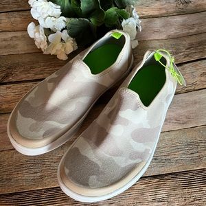 NWT Oofos Oomg Eezee Low Sneaker Tan Camo Size 6